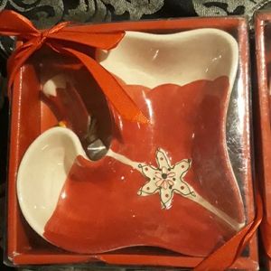 Holiday dish with spreader